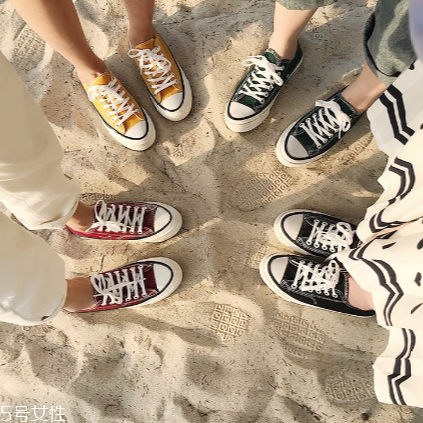 帆布鞋上的泥漬怎么去？巧妙去除泥漬