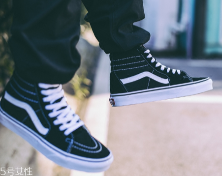 帆布鞋鞋幫發(fā)黃怎么辦？帆布鞋鞋幫要仔細(xì)清洗