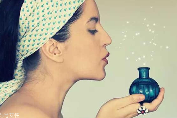 液體香水與固體香水哪個(gè)好？夏天用走珠香水最好