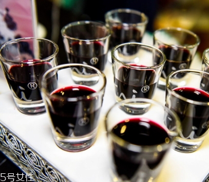 花青素可以美白嗎？女人就應(yīng)該吃點(diǎn)花青素