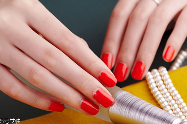 美甲容易掉是因為什么？指甲沒有磨光滑