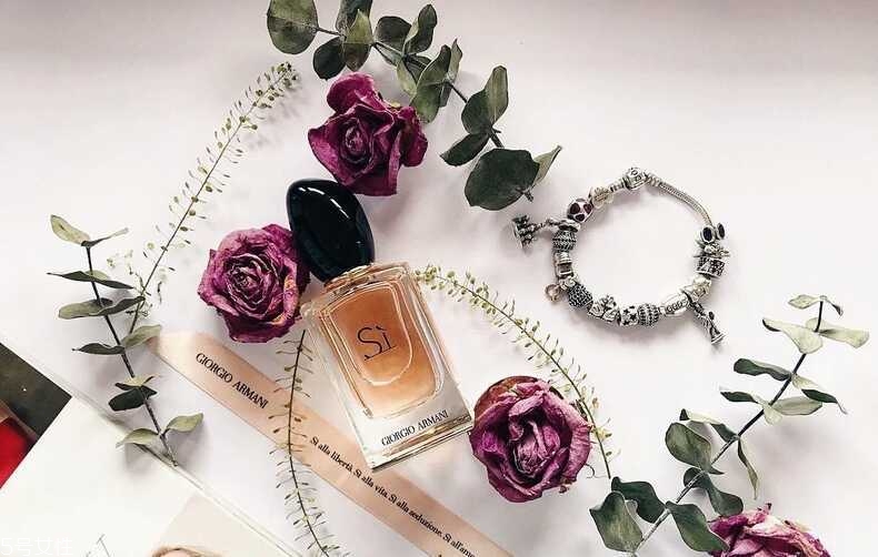 液體香水與固體香水哪個好？夏天用走珠香水最好