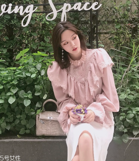 荷葉邊上衣怎么搭配？少女路線必備款