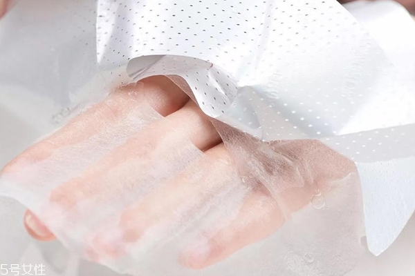 面膜上的塑料紙要不要拿掉？可以蓋在面膜上