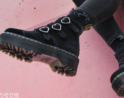 lazy oaf與dr.martens聯(lián)名厚底馬丁靴多少錢_在哪買？