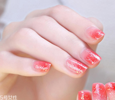 美甲的形狀和顏色怎么搭配？劍型指甲適合紅與黑