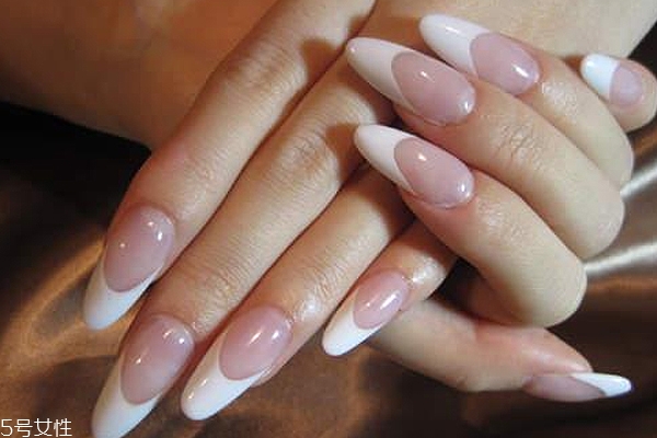 美甲的形狀和顏色怎么搭配？劍型指甲適合紅與黑