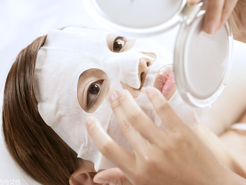 面膜上的塑料紙要不要拿掉？可以蓋在面膜上