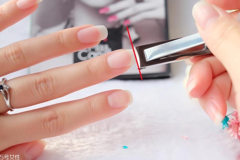 美甲的形狀和顏色怎么搭配？劍型指甲適合紅與黑