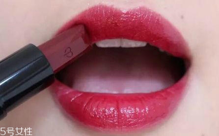 春天適合什么唇妝？4款簡單易上手的撩動唇色