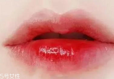 春天適合什么唇妝？4款簡單易上手的撩動唇色