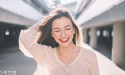 春季頭發(fā)變干枯是怎么回事？枯草發(fā)量拯救指南