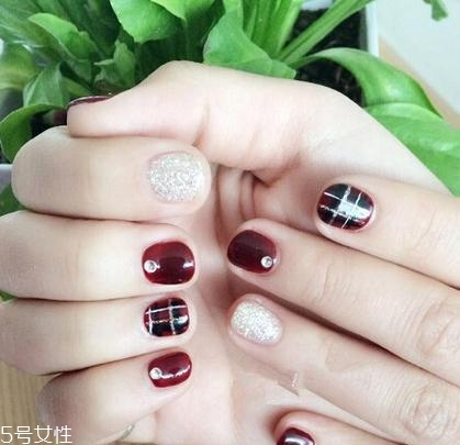 美甲的形狀和顏色怎么搭配？劍型指甲適合紅與黑