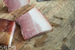 煙熏臘肉是熟的嗎？是生肉腌制的