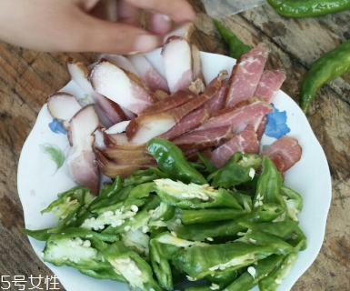 煙熏臘肉是熟的嗎？是生肉腌制的