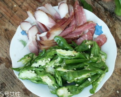 煙熏臘肉是熟的嗎？是生肉腌制的