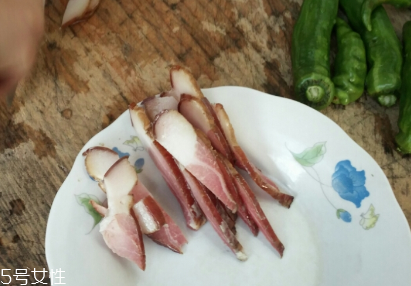 煙熏臘肉是熟的嗎？是生肉腌制的