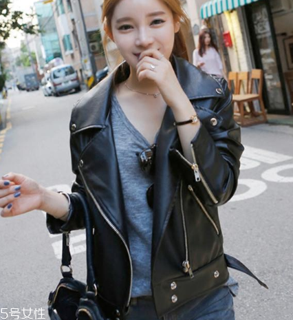 皮衣緊身還是寬松好看？看個人喜好