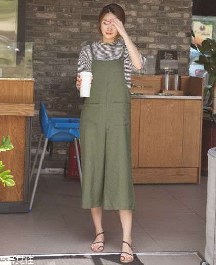 背帶褲怎么穿好看？清新減齡的春日穿搭