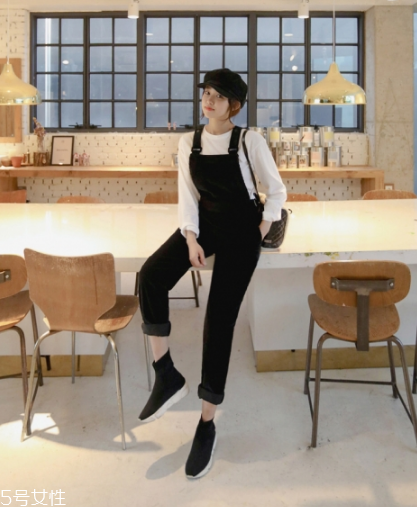 背帶褲怎么穿好看？清新減齡的春日穿搭