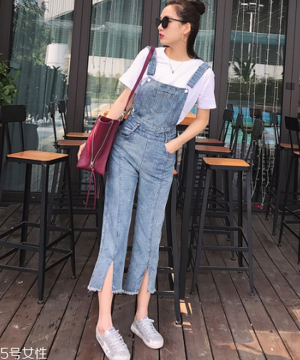 背帶褲怎么穿好看？清新減齡的春日穿搭