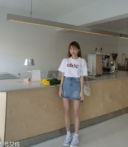 牛仔裙配什么上衣？最經(jīng)典的時尚穿搭