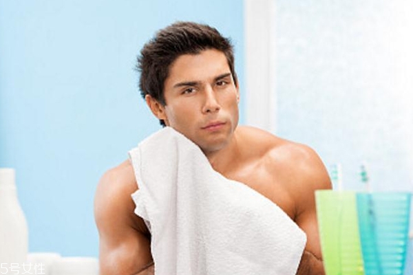 男士控油護(hù)膚品怎么選？用對(duì)護(hù)膚品做干凈的懶男人