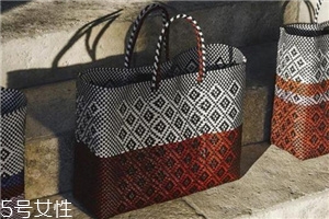 truss包包多少錢？有品味的你一定要有