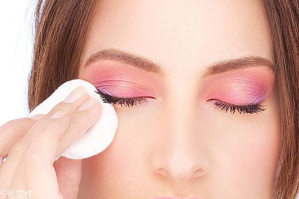 用完卸妝巾還用洗臉么？不洗凈會(huì)刺激皮膚