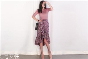 格子裙搭配什么上衣？俏皮少女范兒