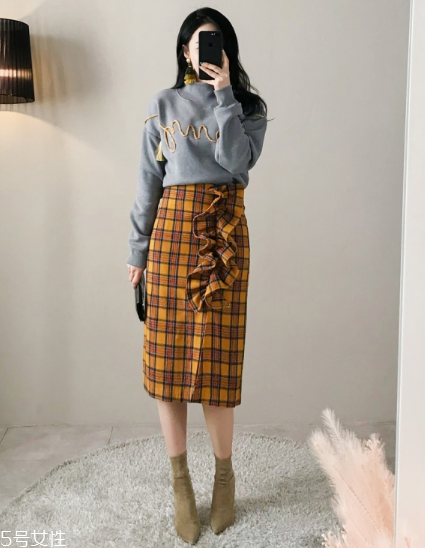 格子裙搭配什么上衣？俏皮少女范兒