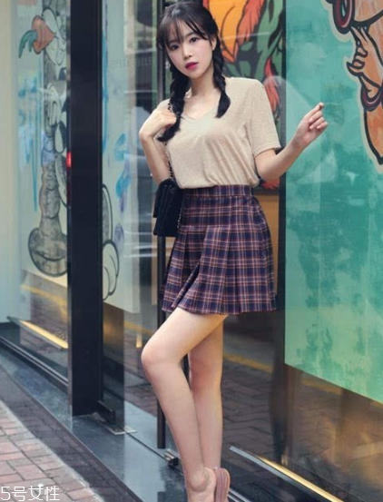 格子裙搭配什么上衣？俏皮少女范兒