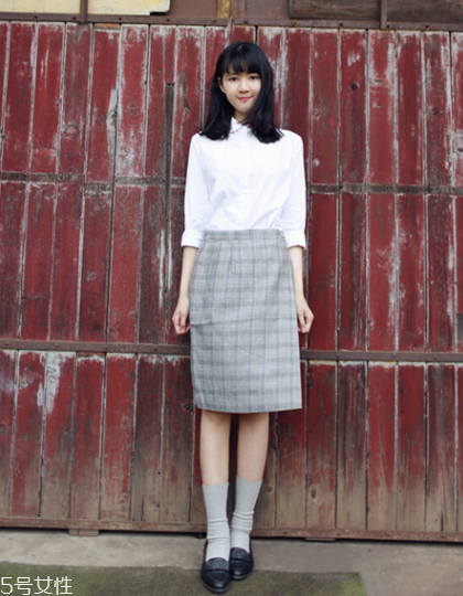 格子裙搭配什么上衣？俏皮少女范兒