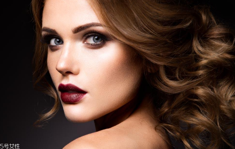 眼妝和唇妝怎么搭配好看？美到窒息的三種搭配