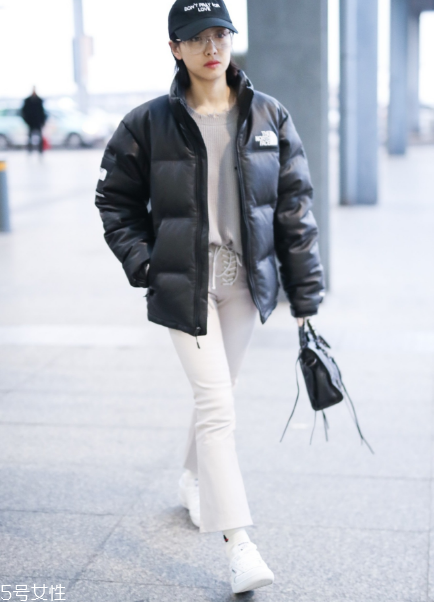 白褲子怎么搭配衣服好看？跟著明星學穿搭