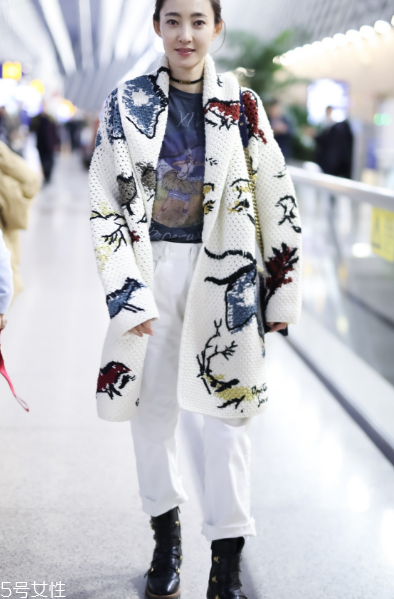 白褲子怎么搭配衣服好看？跟著明星學穿搭