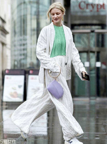 白褲子怎么搭配衣服好看？跟著明星學穿搭