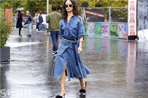 開(kāi)衩裙應(yīng)該怎么搭配？秀出性感美腿