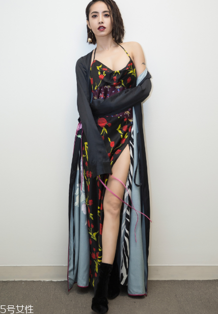 開(kāi)衩裙應(yīng)該怎么搭配？秀出性感美腿