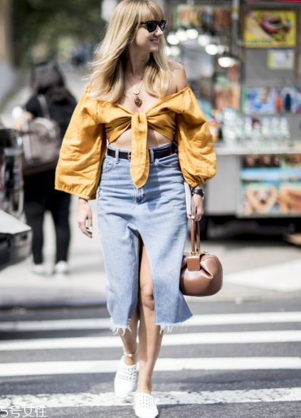 開(kāi)衩裙應(yīng)該怎么搭配？秀出性感美腿