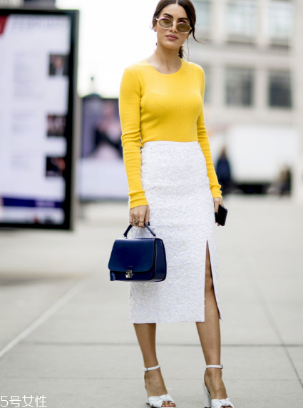 開(kāi)衩裙應(yīng)該怎么搭配？秀出性感美腿