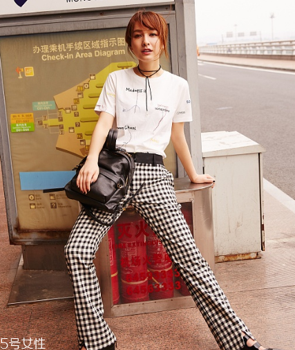 格紋褲子配什么上衣？最拉風(fēng)的春日穿搭