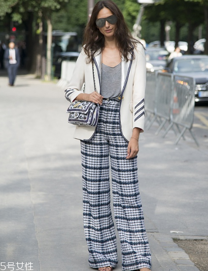 格紋褲子配什么上衣？最拉風(fēng)的春日穿搭