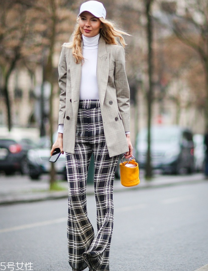 格紋褲子配什么上衣？最拉風(fēng)的春日穿搭