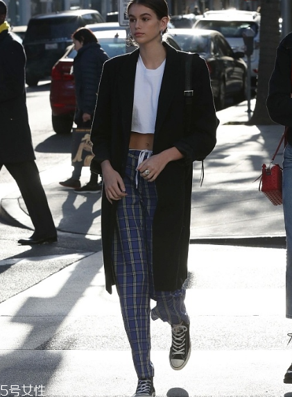 格紋褲子配什么上衣？最拉風(fēng)的春日穿搭