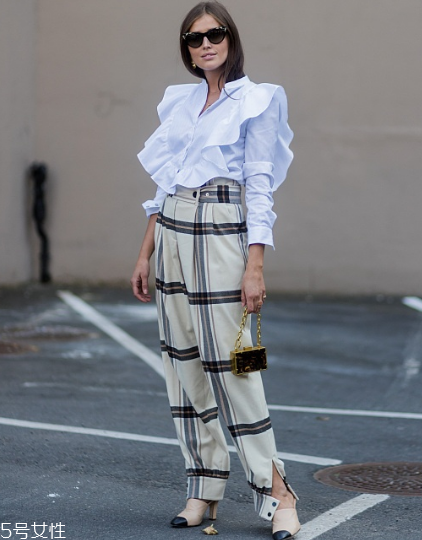 格紋褲子配什么上衣？最拉風(fēng)的春日穿搭