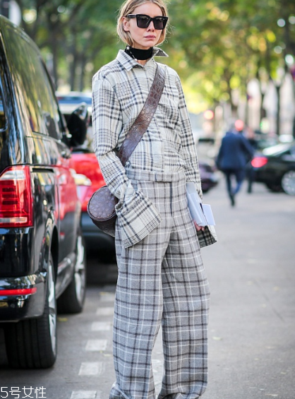 格紋褲子配什么上衣？最拉風(fēng)的春日穿搭