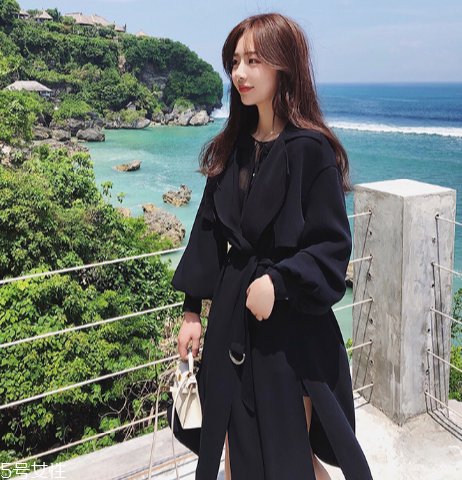 今年流行什么樣的風(fēng)衣？這幾款少女感十足