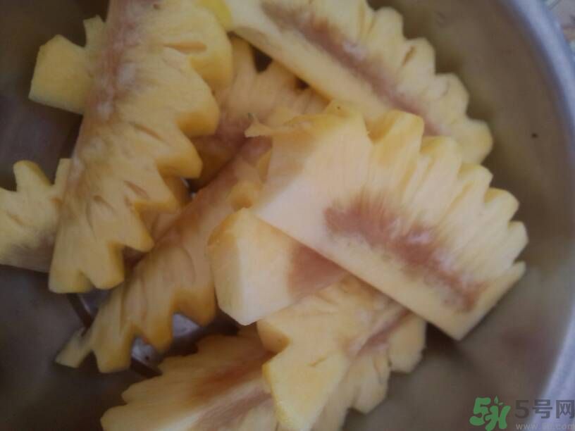 菠蘿里面發(fā)黑能吃嗎？切開(kāi)菠蘿里面是黑色的怎么回事？