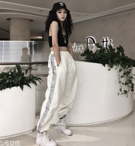 運(yùn)動褲為什么洗了發(fā)紅？運(yùn)動褲清洗方法要得當(dāng)